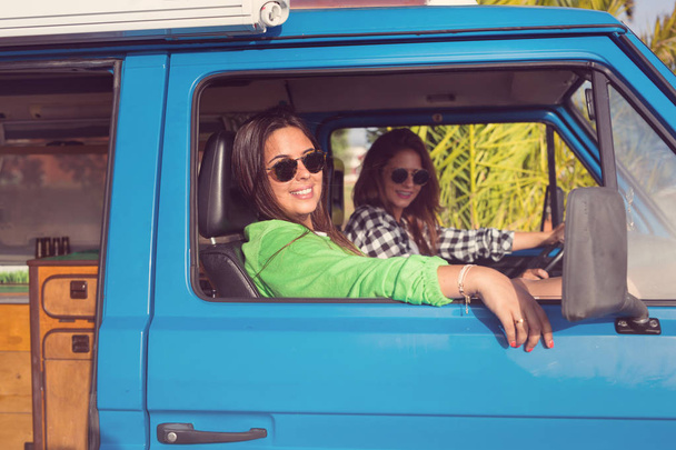Nuoret naiset matkustavat tila-autolla
 - Valokuva, kuva
