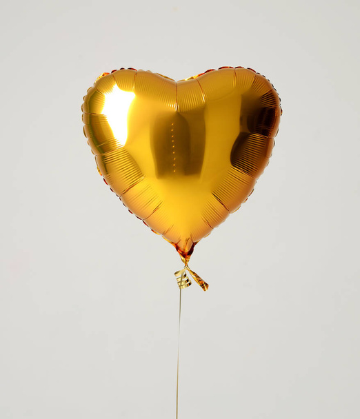 Single gold big heart metallic balloon for birthday - Фото, изображение