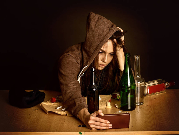 Vrouw alcoholisme is maatschappelijk probleem. Vrouwelijke drinken leiden tot slechte gezondheid. - Foto, afbeelding