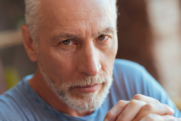 Close up of a serious aged man looking at you - Foto, imagen