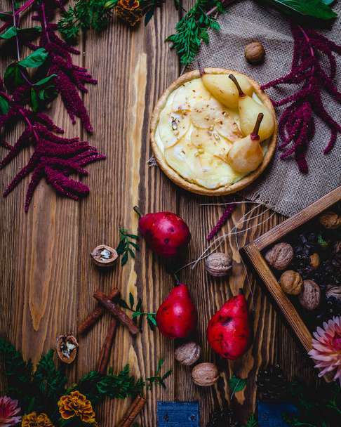 Pear pie and flowers - Valokuva, kuva