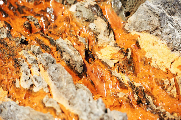 石灰岩は、オレンジ色の石から石に沿って流れるし、明るく晴れている灰色、オレンジ色、 - 写真・画像