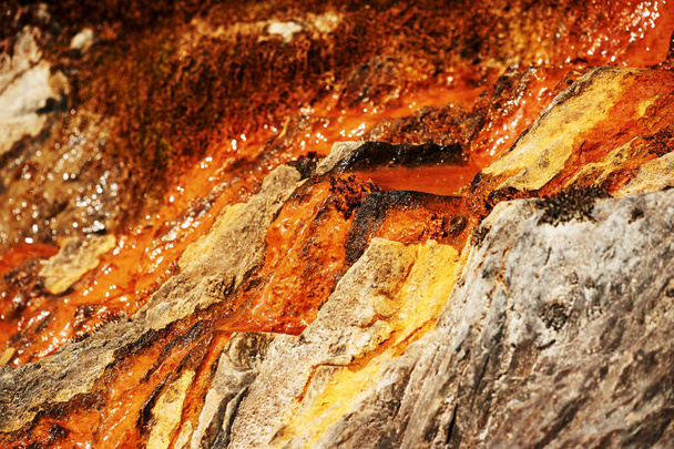 Il torrente scorre lungo le pietre dal calcare, pietre di arancio e grigio, arancio, E 'luminosamente soleggiato
 - Foto, immagini