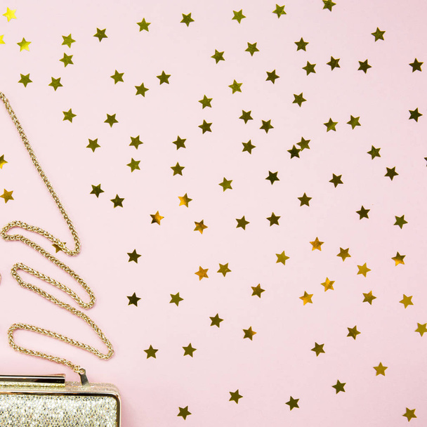 Serata festiva pochette dorata con zuccherini a stella su rosa. Holid
 - Foto, immagini