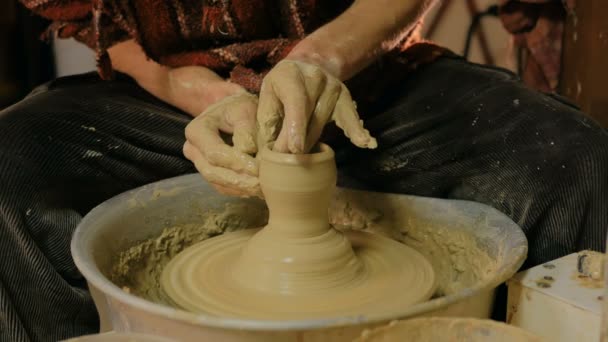 Potier professionnel homme faisant tasse dans l'atelier de poterie - Séquence, vidéo