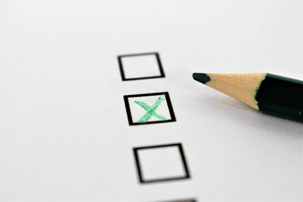 Un concept Image d'un crayon rouge ou vert et un questionnaire
 - Photo, image