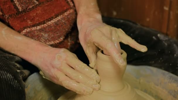 Профессиональный мужчина гончар кружка в мастерской керамики - Кадры, видео