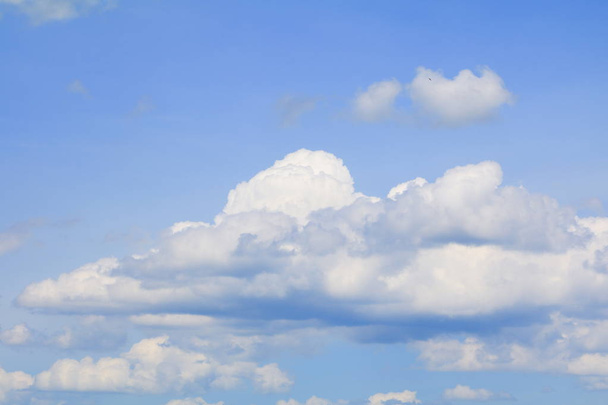синій фон неба з хмарою в природі красивий
 - Фото, зображення