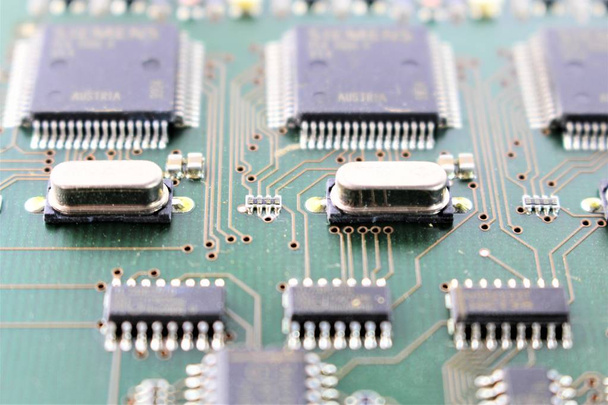 Une image d'une carte de circuit imprimé, divers composants
 - Photo, image