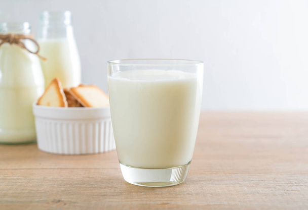 glass of fresh milk - Фото, зображення