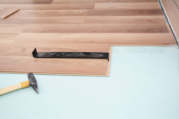  Ламіновані дерев'яні підлоги з робочими інструментами
. - Фото, зображення