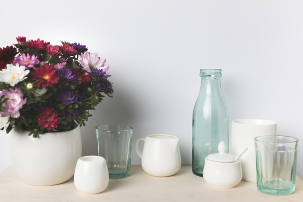 vidro vazio e utensílios de cerâmica
 - Foto, Imagem