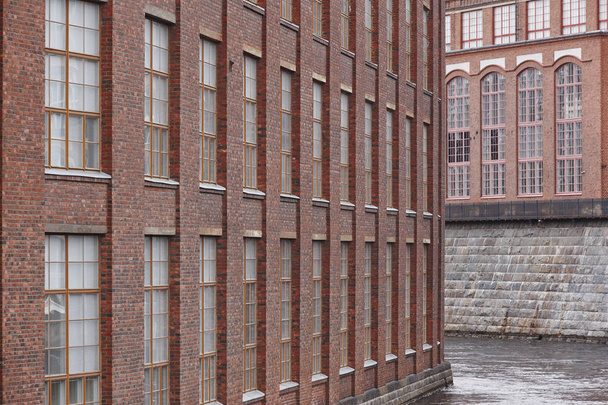 Oude rode bakstenen gevel fabrieksgebouwen in Tampere, Finland.  - Foto, afbeelding