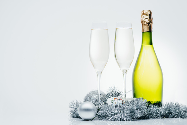 bouteille de champagne et verres à vin
 - Photo, image