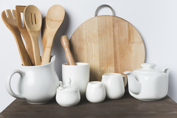 cerámica y utensilios de cocina de madera
 - Foto, imagen