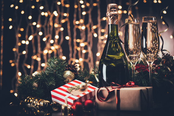 copas de champán y regalos
 - Foto, imagen