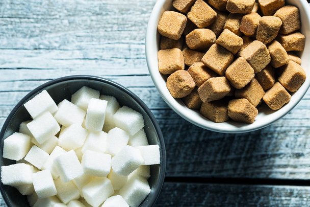 Brown and white sugar cubes. - Foto, afbeelding