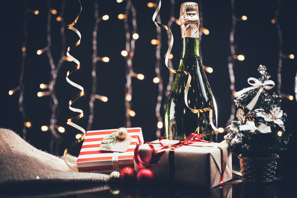 botella de champán y árbol de Navidad
 - Foto, Imagen