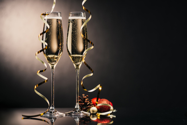 Бокалы шампанского и рождественские украшения - Фото, изображение