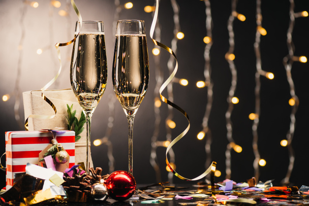 verres de champagne et cadeaux
 - Photo, image