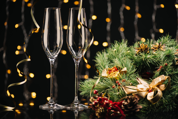 wineglasses and christmas wreath - Photo, Image