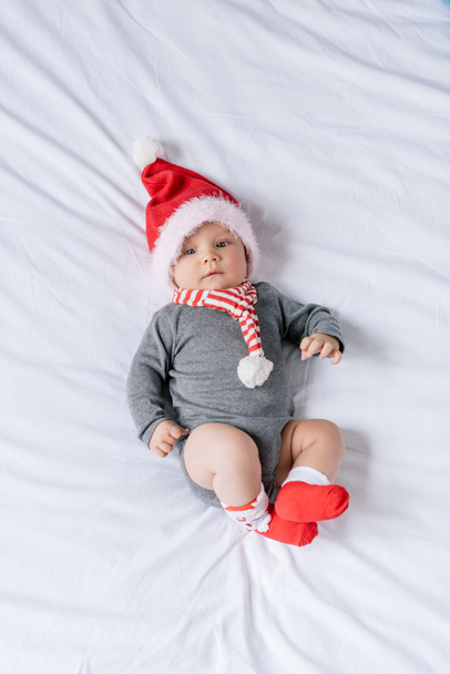 infant boy in santa claus hat - Фото, изображение