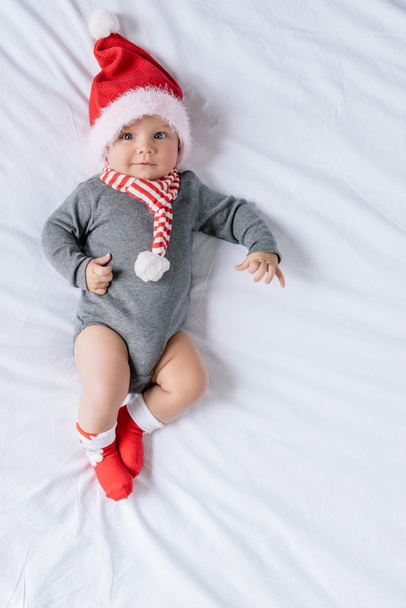 infant boy in santa claus hat - Φωτογραφία, εικόνα