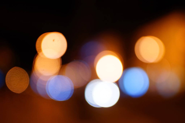Noche de luz en la ciudad azul bokeh abstracto fondo difuminación lente destello reflejo hermoso círculo brillo lámpara calle con cielo oscuro festival fuegos artificiales
 - Foto, Imagen
