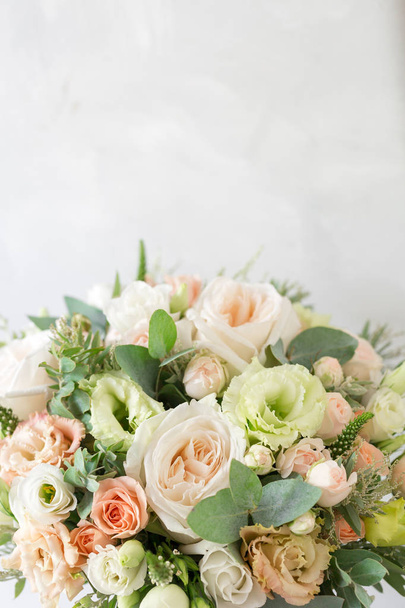 Brautstrauß. ein einfacher Strauß Blumen und Grünzeug - Foto, Bild