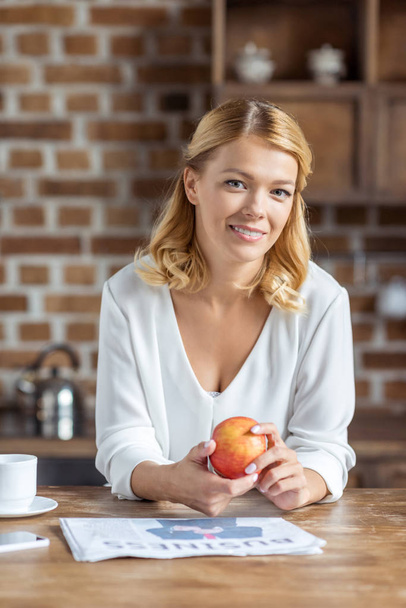 smiling woman with apple - Foto, Bild
