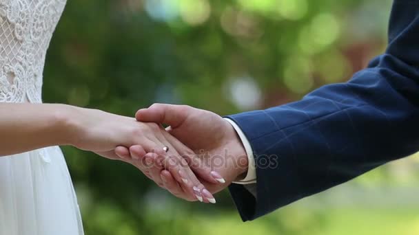 El novio coloca el anillo en la mano de la novia
. - Metraje, vídeo