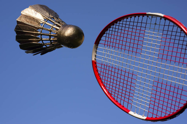 Badminton spelen hemelsblauw - Foto, afbeelding