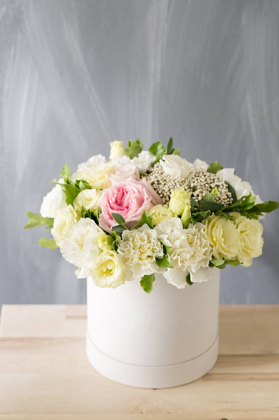 Gyönyörű pályázati csokor virág a fehér doboz-a hely, a szöveg szürke előzmények - Fotó, kép
