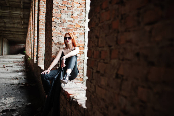 Red haired stylish girl in sunglasses wear in black, against aba - Foto, Bild