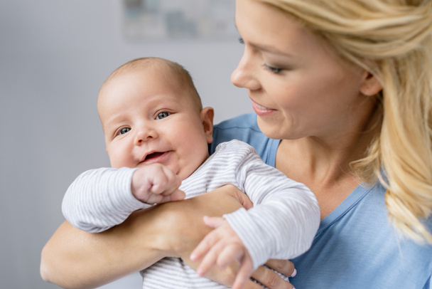mother holding infant - Fotografie, Obrázek