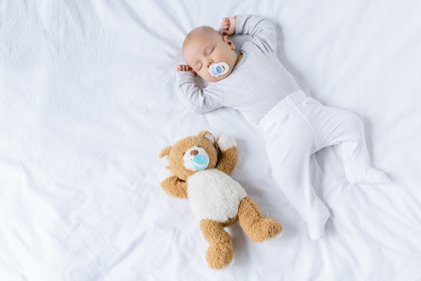 schlafendes Baby mit Spielzeug - Foto, Bild