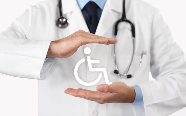 manos doctor proteger silla de ruedas símbolo
 - Foto, Imagen