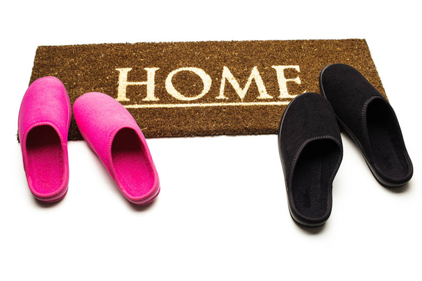 Hnědý koberec rohožka s textem domů a pantofle. - Fotografie, Obrázek
