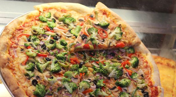 nadziewane pizza z pomidorów, mozzarelli i brokuły - Zdjęcie, obraz