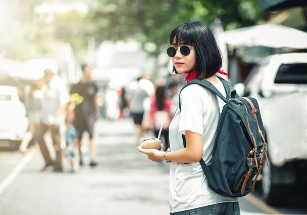 Városi életmód csípő nő visel a nyári ruhák és a tr - Fotó, kép