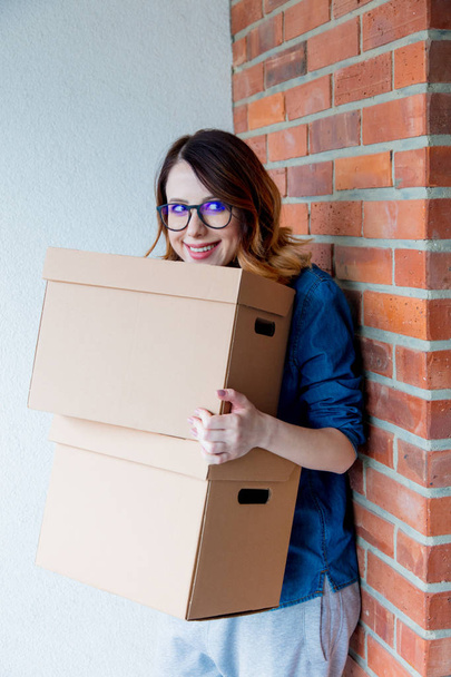 жінка тримає рухомі коробки
 - Фото, зображення