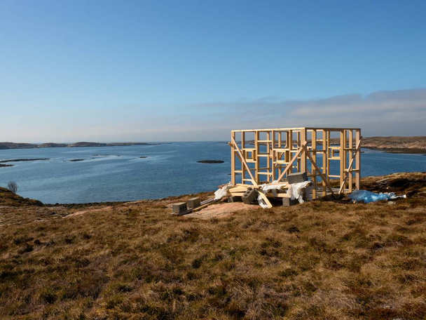 Budování ptačí rozhledna, kamenitý ostrov, Norsko. Dřevěná konstrukce věže - Fotografie, Obrázek