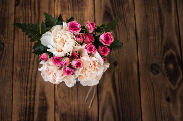 bouquet of roses on a wooden - Foto, Imagen