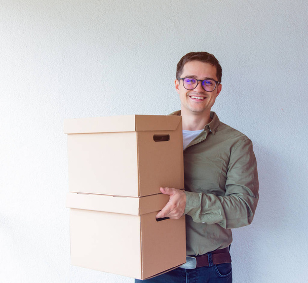 man holding moving boxes - Foto, afbeelding