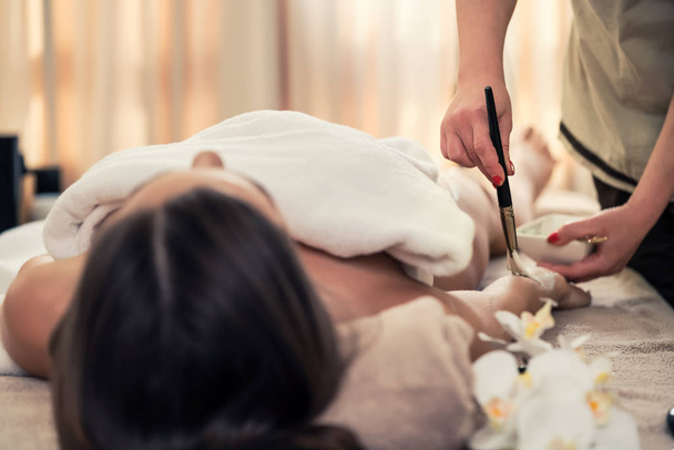 Женщина расслабляется в салоне красоты во время процедуры омоложения кожи
 - Фото, изображение