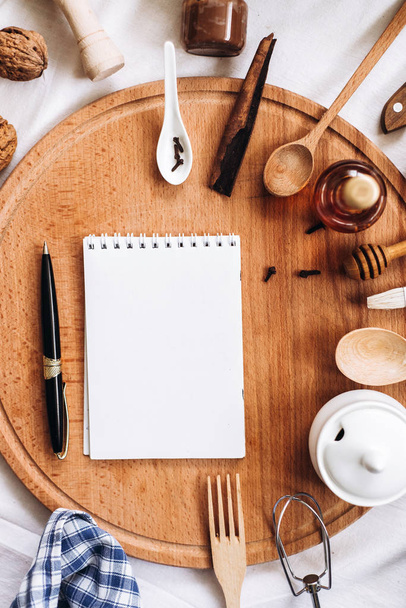 naczynia kuchenne, Notatnik i długopis na okrągłe drewniane kikut - Zdjęcie, obraz