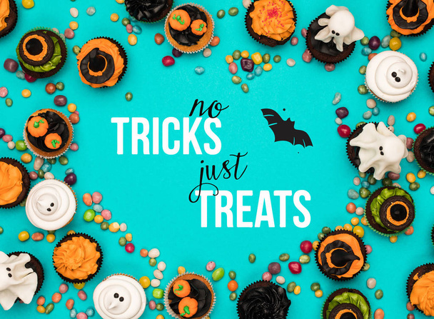 Halloween cupcakes en snoepjes - Foto, afbeelding