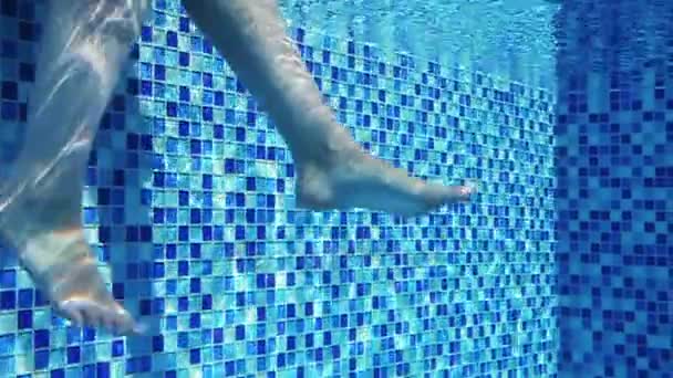 Kobiece nogi piękno z pedicure pod wodą, kołysząc się w basenie egzotyczna scena zwolnionym tempie fotografowania - Materiał filmowy, wideo