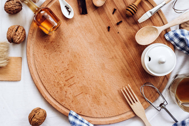 кухонные принадлежности, деревянная круглая доска и плед салфетка
 - Фото, изображение