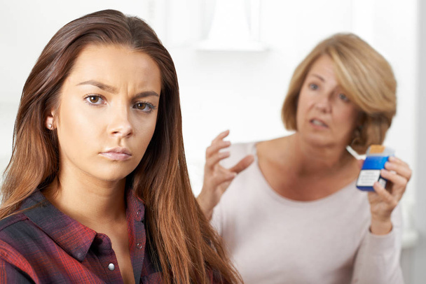 Mãe conversando com a filha adolescente sobre perigos de fumar
 - Foto, Imagem